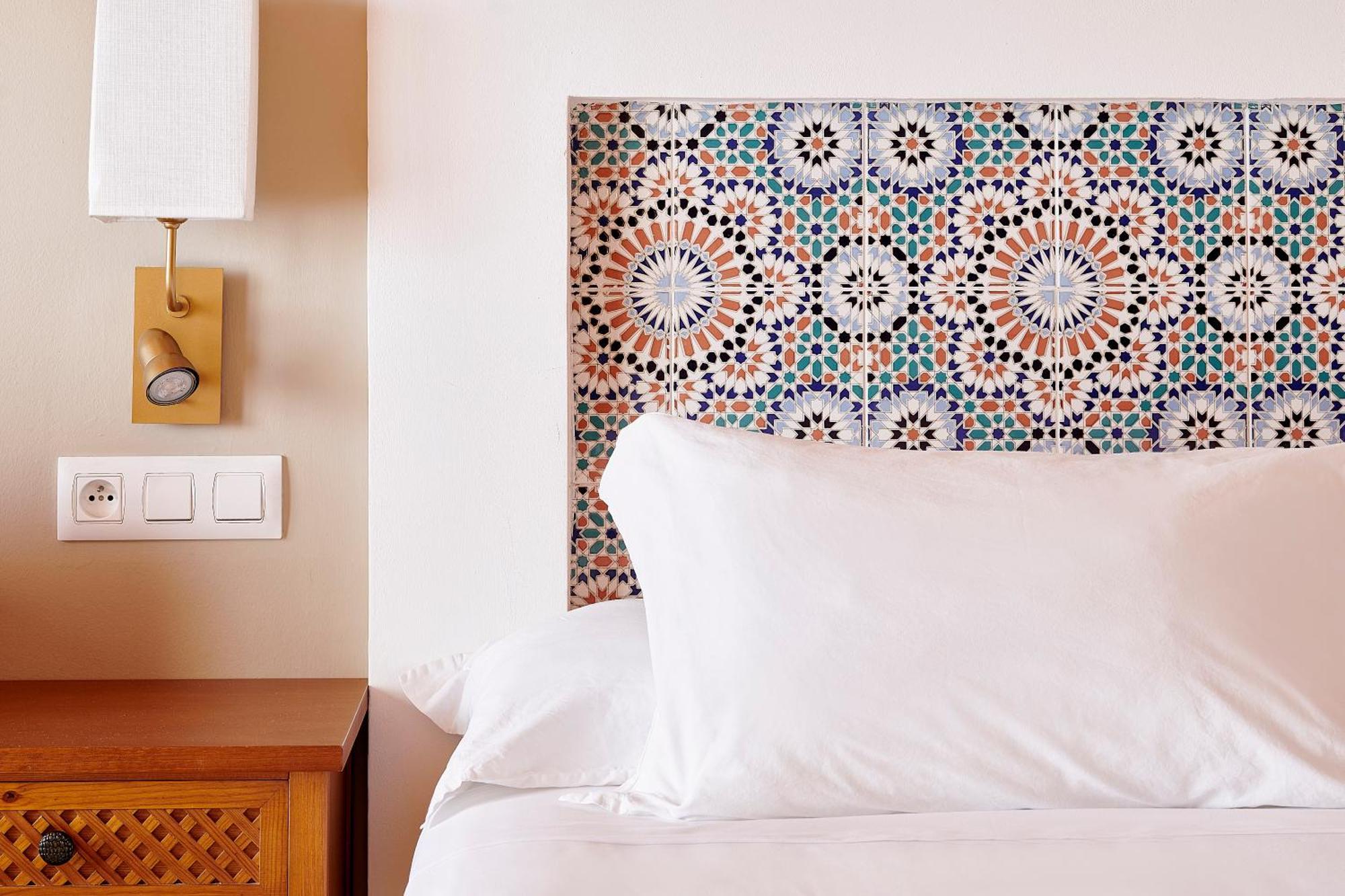 Отель Iberostar Waves Саидия Экстерьер фото A bed with a headboard