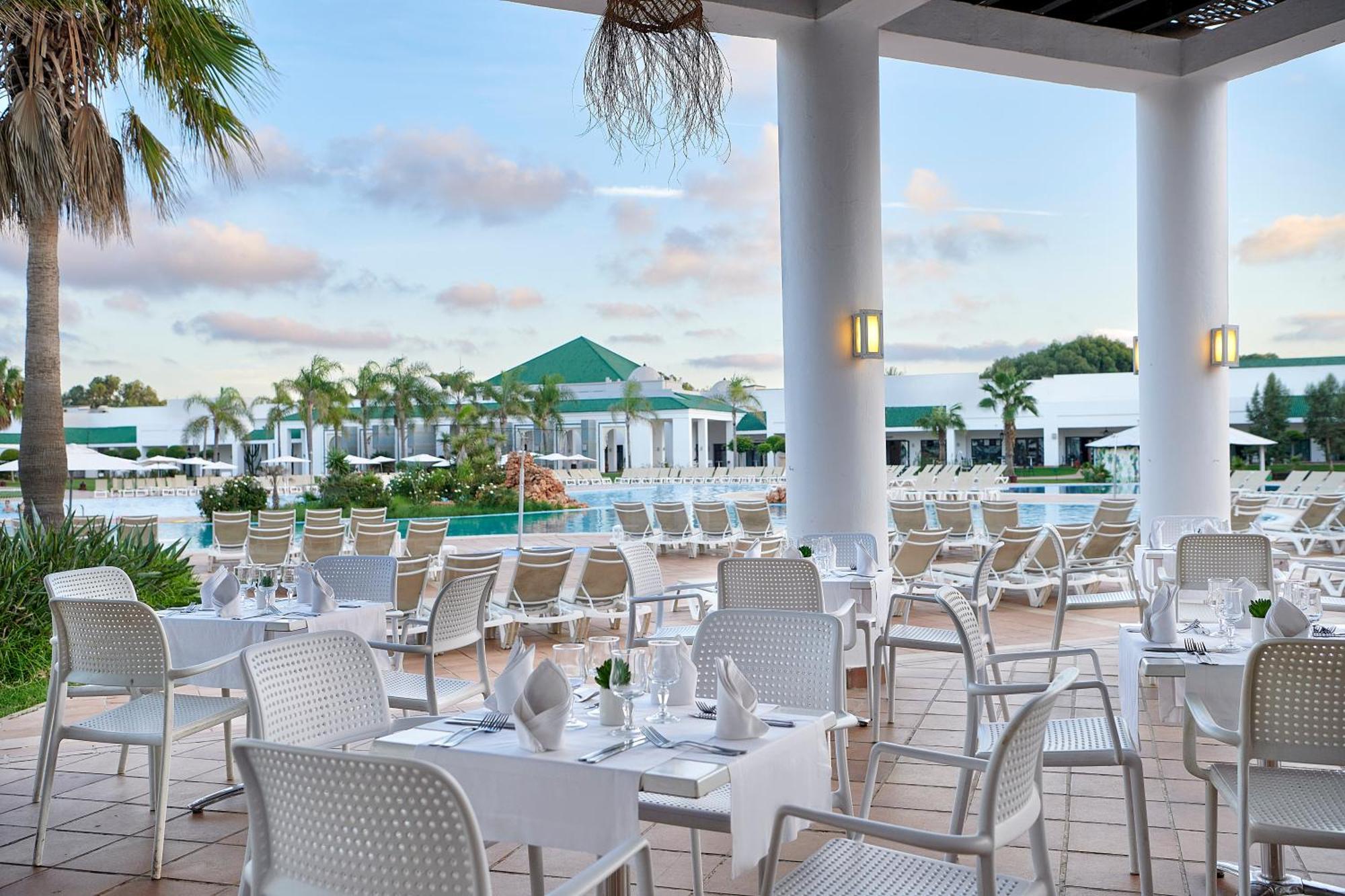 Отель Iberostar Waves Саидия Экстерьер фото The pool at the Iberostar Grand Hotel Bávaro