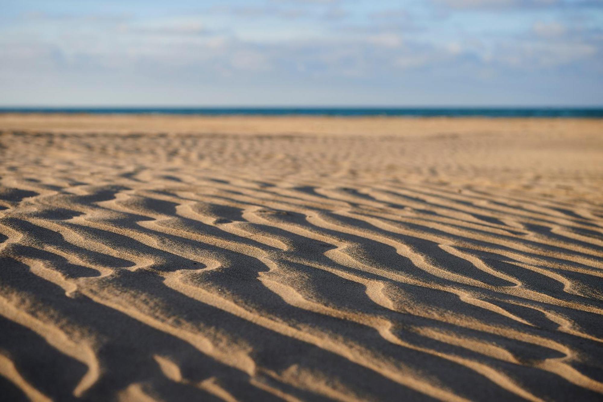 Отель Iberostar Waves Саидия Экстерьер фото Sand at the beach