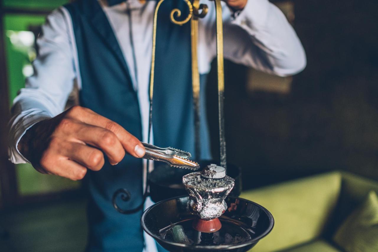 Отель Iberostar Waves Саидия Экстерьер фото A bartender adding ice to a cocktail